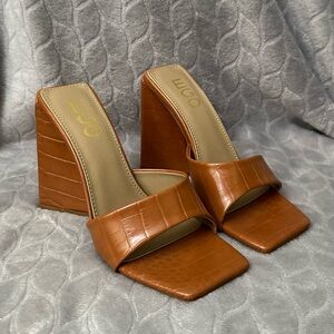 EGO - Higher Square Peep Toe Sculptured Flared BLOCK HEEL
Size: US 7